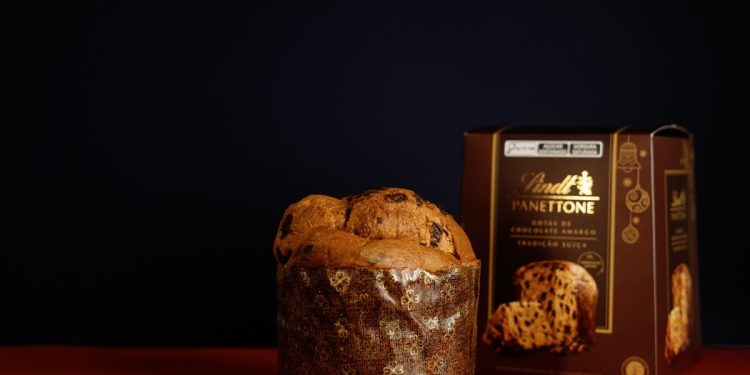 Shopping Curitiba presenteia clientes com panettone da Lindt em campanha de Natal
