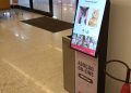 Prefeitura de Curitiba usa totens em shoppings para promover adoção de cães e gatos