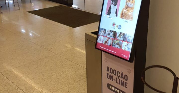 Prefeitura de Curitiba usa totens em shoppings para promover adoção de cães e gatos
