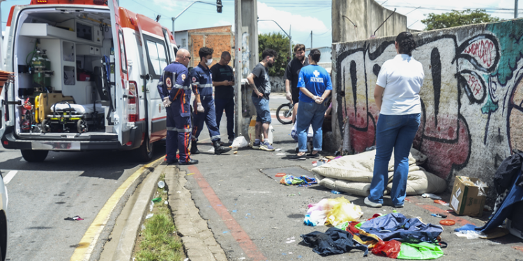 Saúde, FAS e Guarda Municipal atuam na internação involuntária de pessoa em situação de rua para tratamento