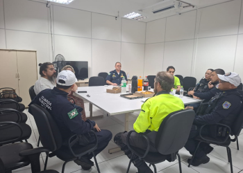 Motociclista faz visita aos agentes do Grupamento de Trânsito para agradecer atendimento após grave acidente