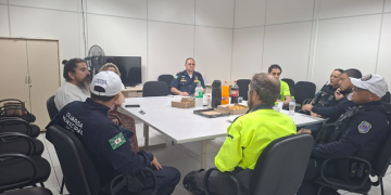 Motociclista faz visita aos agentes do Grupamento de Trânsito para agradecer atendimento após grave acidente