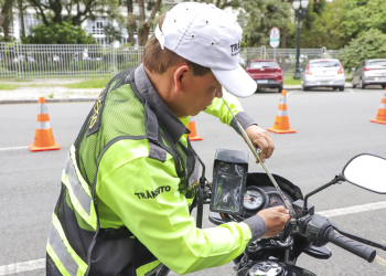 Blitz educativa instala antenas corta-pipas para proteger motociclistas contra acidentes com cerol