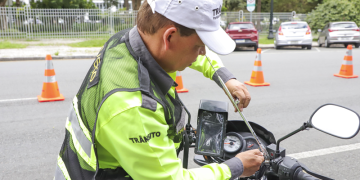 Blitz educativa instala antenas corta-pipas para proteger motociclistas contra acidentes com cerol