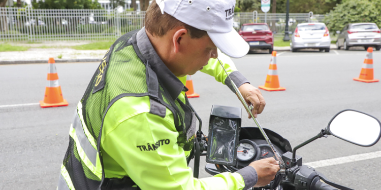 Blitz educativa instala antenas corta-pipas para proteger motociclistas contra acidentes com cerol