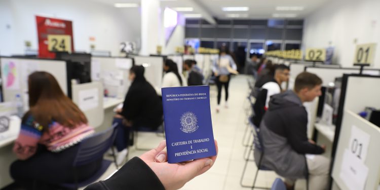 Paraná inicia 2026 com mais de 8,7 mil vagas de emprego nas Agências do Trabalhador