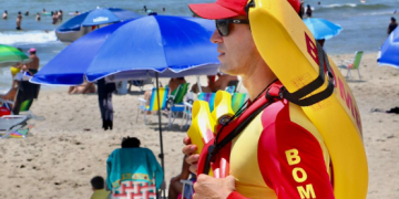 Ação e prevenção: bombeiros fazem 52 mil orientações aos banhistas no Litoral