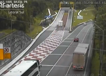 VÍDEO: Caminhão utiliza área de escape da BR-376 em Guaratuba após falha nos freios