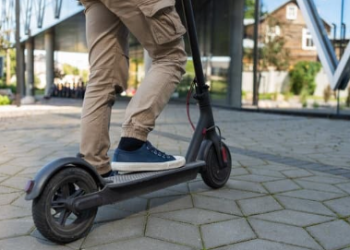 Scooter elétrica e patinete elétrico autopropelidos não precisam de CNH, mas possuem regras específicas de circulação