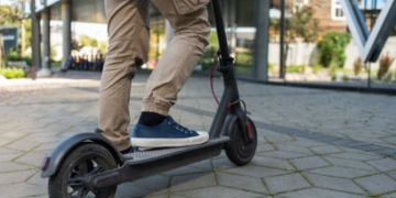 Scooter elétrica e patinete elétrico autopropelidos não precisam de CNH, mas possuem regras específicas de circulação