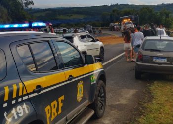 Acidente com quatro veículos deixa sete feridos e interdita a BR-376 por mais de duas horas