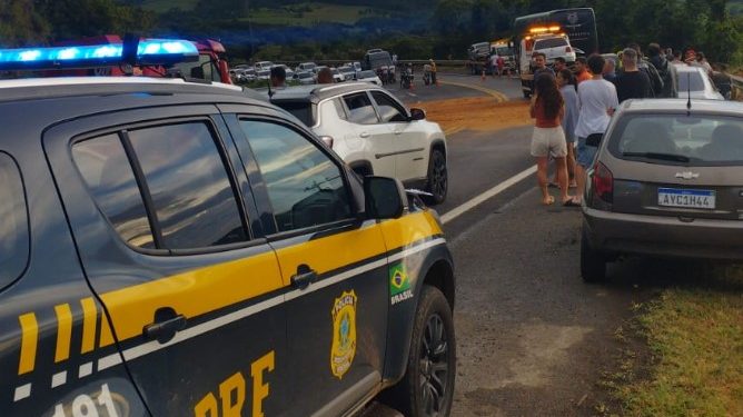 Acidente com quatro veículos deixa sete feridos e interdita a BR-376 por mais de duas horas