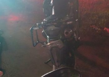 Motociclista embriagado foge da polícia, tenta atropelar equipes e é detido no Centro de Guaratuba