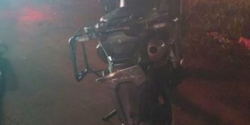 Motociclista embriagado foge da polícia, tenta atropelar equipes e é detido no Centro de Guaratuba