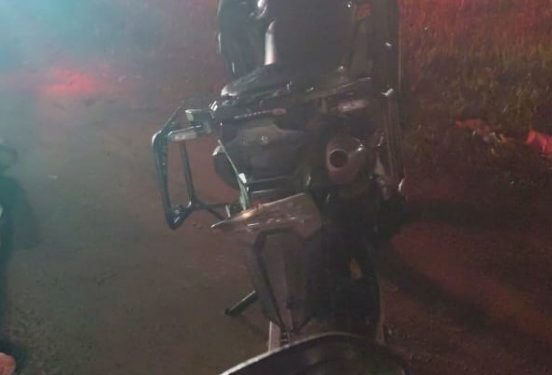 Motociclista embriagado foge da polícia, tenta atropelar equipes e é detido no Centro de Guaratuba