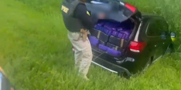 PRF apreende mais de meia tonelada de maconha e recupera veículo roubado após fuga na BR-277