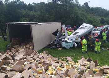 Caminhão roubado tomba em van e deixa 6 mortos e 15 feridos na BR-116 na RMC