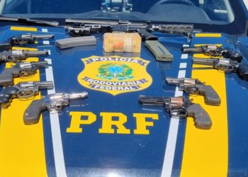 PRF apreende fuzil com mira holográfica e revólveres escondidos em carro