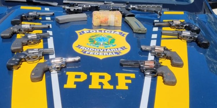 PRF apreende fuzil com mira holográfica e revólveres escondidos em carro