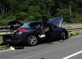 Criança de 5 anos morre após guard-rail atravessar carro na BR-376
