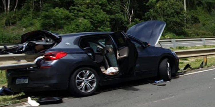 Criança de 5 anos morre após guard-rail atravessar carro na BR-376