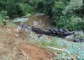 Caminhoneiro morre após saída de pista e queda parcial em rio na BR-376