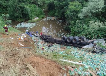 Caminhoneiro morre após saída de pista e queda parcial em rio na BR-376