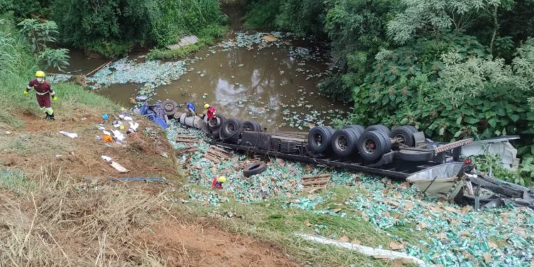 Caminhoneiro morre após saída de pista e queda parcial em rio na BR-376