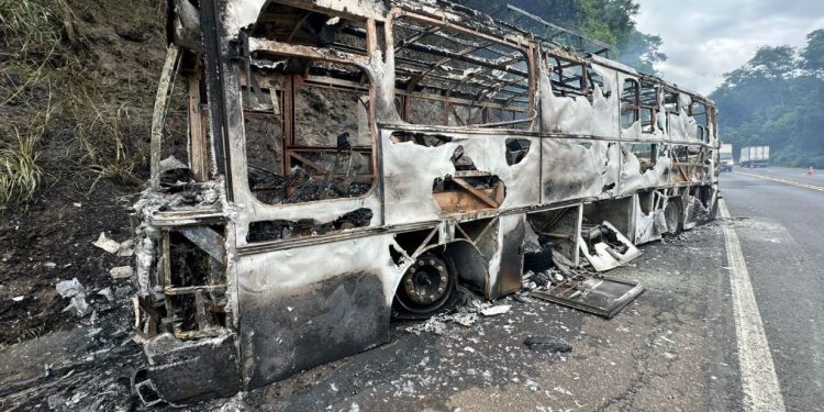 Motorhome é destruído por incêndio na BR-376
