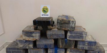 Mulher é presa com 140 quilos de maconha após tentativa de fuga da RONE em Araucária