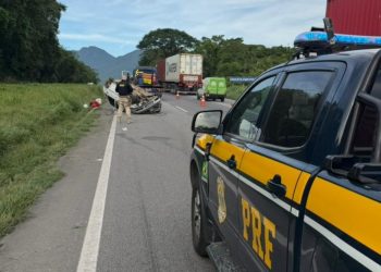 Capotamento na BR-277 deixa duas pessoas feridas no litoral do Paraná