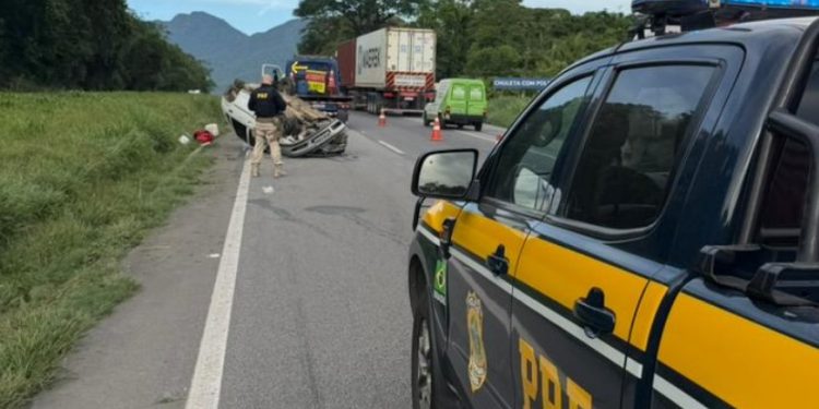 Capotamento na BR-277 deixa duas pessoas feridas no litoral do Paraná
