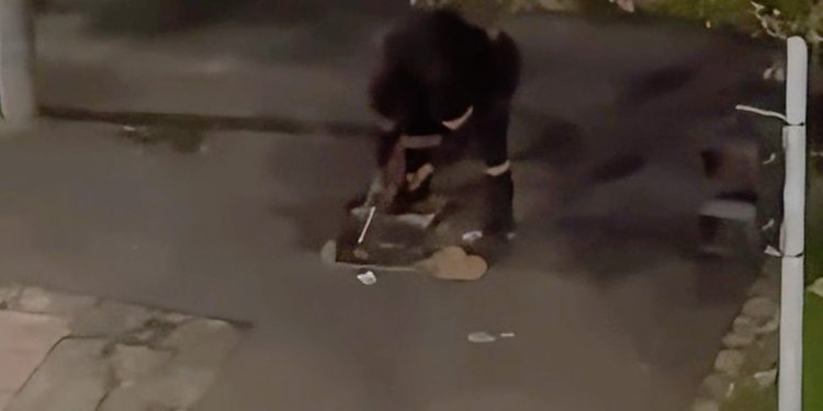 Furtos recorrentes de fios deixam semáforos desligados e colocam em risco cruzamento em Curitiba, veja o vídeo