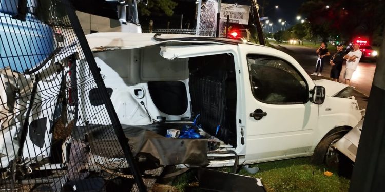 Motorista destrói veículo em acidente na marginal da Linha Verde e foge, veja o vídeo