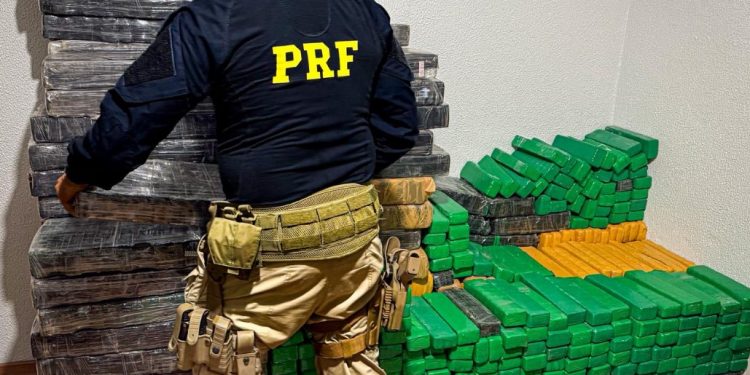 PRF apreende mais de uma tonelada de drogas após fuga de veículos na BR-376