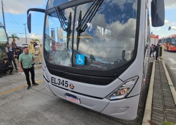 Homem é atropelado por ônibus ao atravessar canaleta fora da faixa em Curitiba
