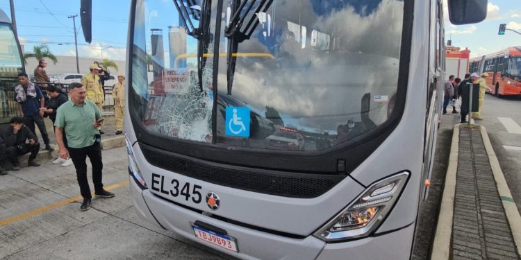 Homem é atropelado por ônibus ao atravessar canaleta fora da faixa em Curitiba