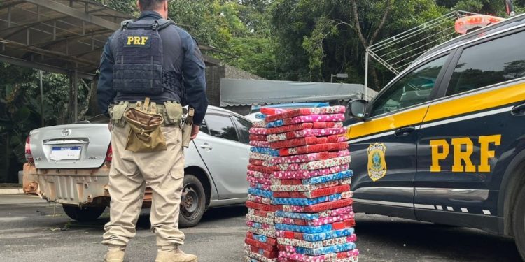 PRF encontra quase 140 quilos de maconha em veículo com placas do Paraguai