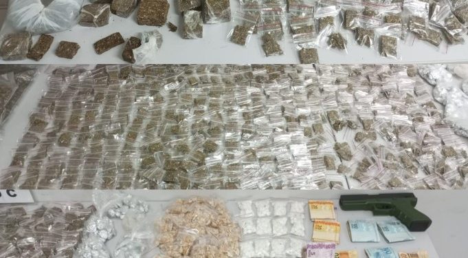 CIOC prende homem e apreende mais de 4 quilos de drogas durante operação com cães no Cajuru