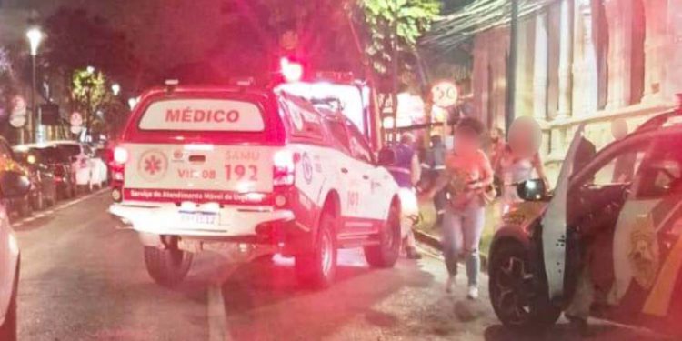Enciumado, homem tenta atropelar ex-namorada e deixa quatro feridos em saída de balada no Batel