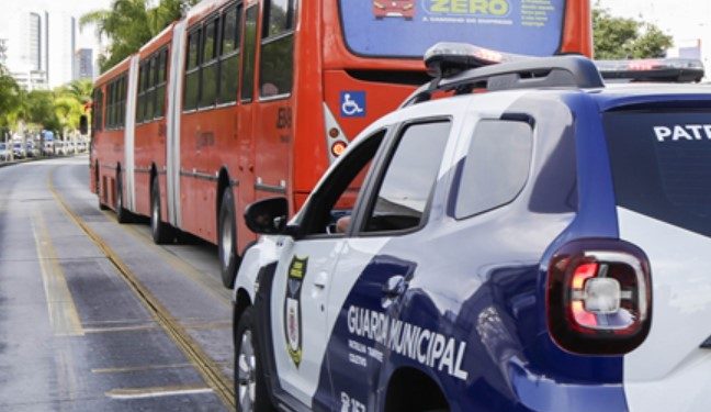 Guarda Municipal prende homem de 64 anos acusado de importunação sexual em ônibus; ele estava filmando uma adolescente