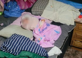 Bebê de 22 dias é encontrada em barraco sob viaduto após denúncia de que mãe a oferecia por dinheiro