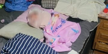 Bebê de 22 dias é encontrada em barraco sob viaduto após denúncia de que mãe a oferecia por dinheiro