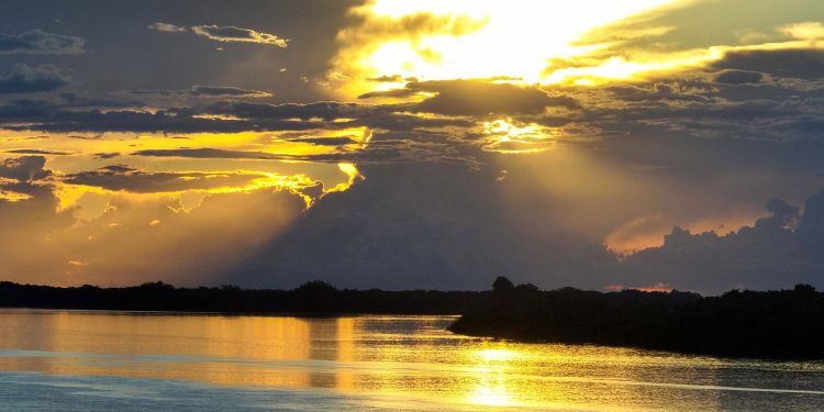 Com fim do fenômeno La Niña, fevereiro terá tempo abafado e chuvas de verão no Paraná