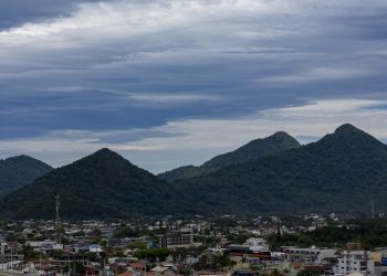 Litoral terá fim de semana de muito calor e pancadas de chuva, prevê Simepar