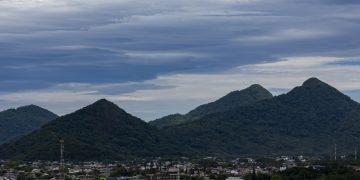 Litoral terá fim de semana de muito calor e pancadas de chuva, prevê Simepar