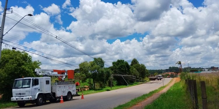 Batidas de veículos geraram 3,6 mil substituições de postes no Paraná em 2025, aponta Copel