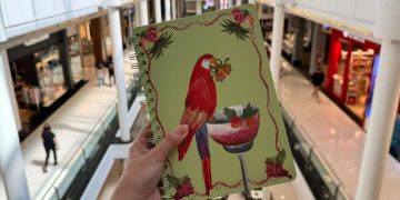 Shopping Curitiba arrecada materiais escolares e dá ingressos de cinema para clientes que doarem