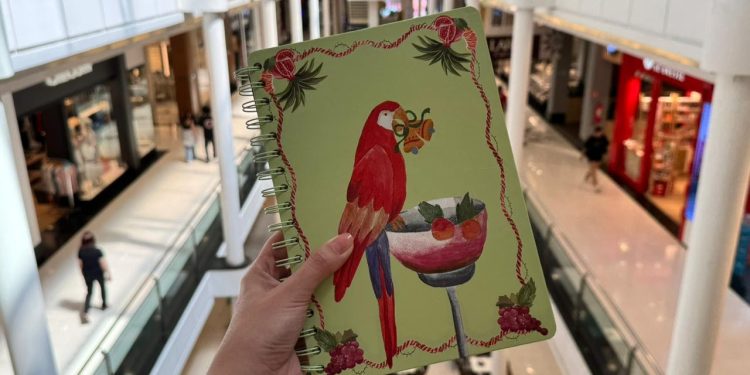 Shopping Curitiba arrecada materiais escolares e dá ingressos de cinema para clientes que doarem