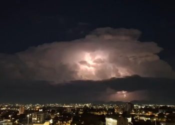 Após milhares de raios no céu, chuva diminui e temperaturas seguem na gangorra no Paraná